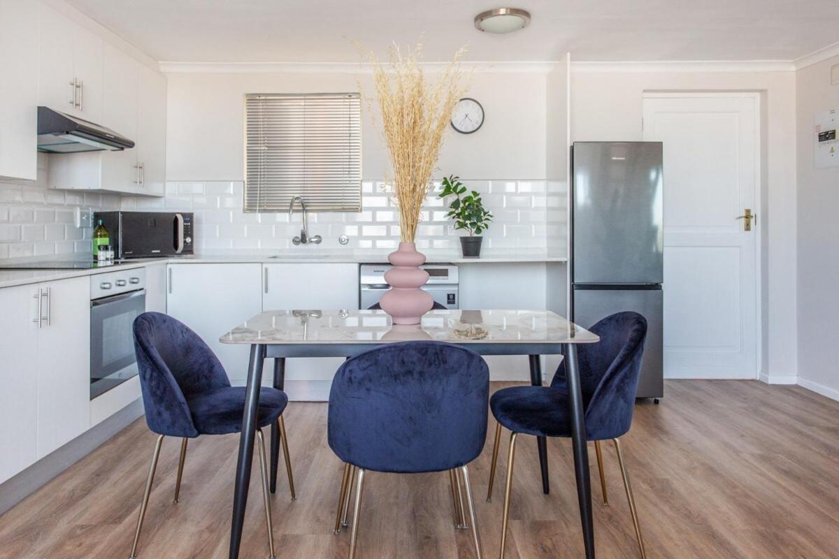 Apartment Gorgeous Views & Style - Loveloftliving16 - Pool Cape Town